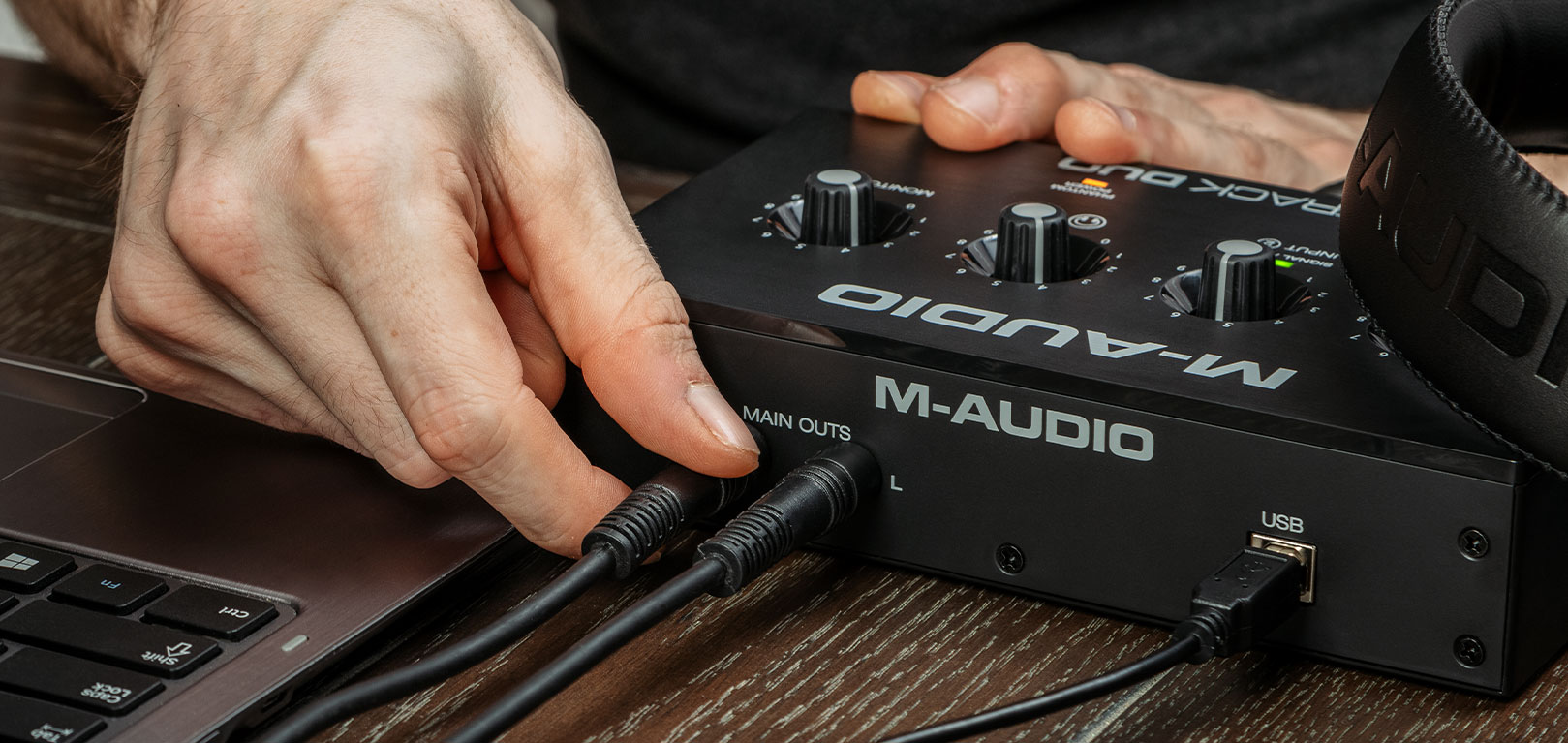 M-Audio M-Track Solo – USB Audio Interface for Recording, Streaming and  Podcasting with XLR, Line and DI Inputs, Plus a Software Suite Included